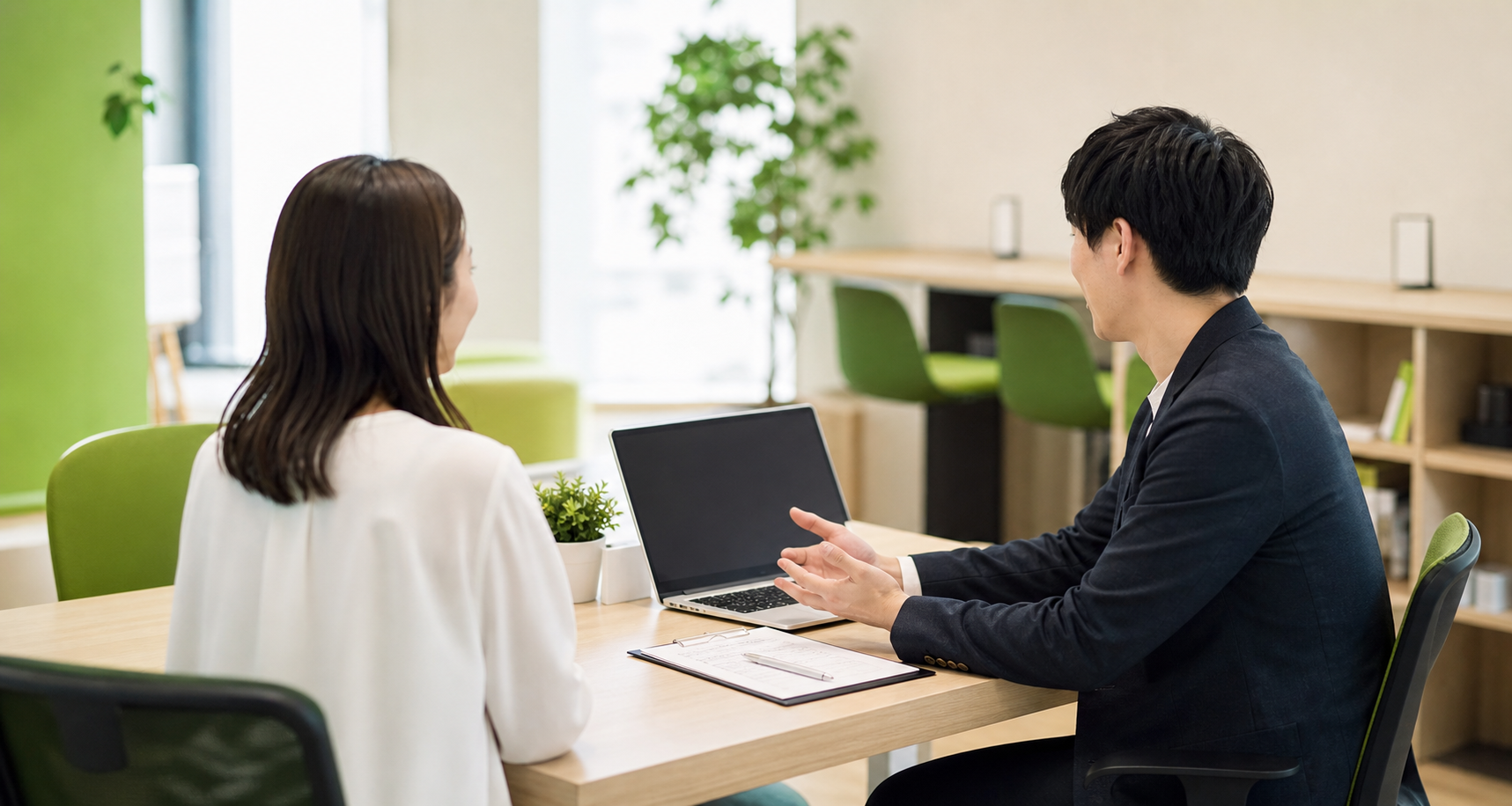 見学前の相談をする様子